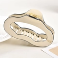 Detalle de pinza de pelo grande de acetato crema con borde negro y resorte dorado - Aprox 11cm / Blanco