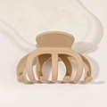 Détail d'une grande pince à cheveux kaki mat posée sur un plateau en céramique blanche - 10.2cm / Café au Lait Mat