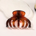 Grande pince à cheveux ambre pour cheveux épais sur une assiette en céramique blanche - 10.2cm / Ambre Brillant (A11-33-32)