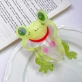 Détail d'une grande pince à cheveux grenouille en acétate vert sur un plateau - 9,7cm x 6,5cm