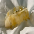 Bernstein-Marmor-Haarklammer aus Acetat mit goldener Feder auf weißer Seide - Gelb 7.5cm