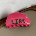Detail der rosafarbenen Haarklammer aus Acetat mit grünem LIKE-Schriftzug und Glanz - 8.5cm / Rosa