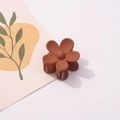 Pinza per capelli a fiore opaco in rosso mattone toni terra per styling quotidiano - 3.5cm / Colore caramello