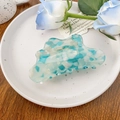 Dettaglio di un fermaglio per capelli in acetato con motivo marmorizzato blu e bianco - 10.5cm / Verde Gelatina