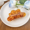 Dettaglio di una grande clip per capelli in acetato tartarugato su un piatto bianco - 10.5cm / Stampa leopardata / Stile Leopardato (A11-55-25)