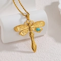 Nahaufnahme des goldenen Libellenanhängers mit Türkisinlay und Stammesgravuren an der Kette - Libellen-Perlen-Stil (OLBN2333-B)