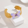 Bracciale rigido a foglie dorate con dettaglio farfalla dipinta a mano blu e viola - Farfalla Viola