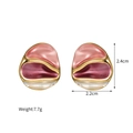 Detailansicht bunter gewellter Ohrstecker mit Maßen 2,4cm x 2,2cm und Gewicht 7,7g - Rosa