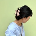 Haarklammer mit rosa Stoffschleife und glitzernden Strasssteinen am Haarknoten - Creme-Rosa Greifer