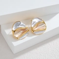 Minimalistische unregelmäßige Falten-Ohrstecker mit Goldrahmen und Perlglanz-Inlay - Weiß