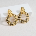 Orecchini tondi intrecciati stile etnico in oro con motivi geometrici in smalto bianco e nero - Stile a Righe Bianco e Nero (S-E1276-hb)