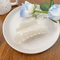 Pinza per capelli ondulata bianco crema con trama marmorizzata su un piatto di ceramica - 10.5cm / Bianco Gemma