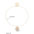 Vue détaillée du collier fleur dorée avec perles blanches et cristal au centre - Collier Fleur