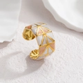 Detailansicht eines goldenen Emaille-Rings mit weiß-rosa Dreiecksmuster und Geometrie - Grau