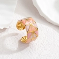 Minimalistischer verstellbarer Edelstahlring mit pinkfarbenem Emaille Dreiecksmuster - Rosa