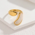 Unregelmäßiger goldener Muschelring mit organischem Design und weißem Perlmutt-Finish - Gold Weiß Muschel