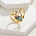 Onregelmatige gouden ring met iriserende parelmoer inleg en abstract gebogen ontwerp - Abstracte Curve Stijl (S-R916-D) / AB Wit