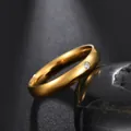 Anello in acciaio inossidabile dorato da 4mm con un singolo zircone rotondo lucido - Taglia 6 / Oro