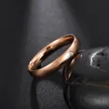Dettaglio macro anello bombato oro rosa con diamante su una pietra nera - Taglia 6 / Oro rosa