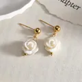 Elegante 14K vergulde oorknopjes met delicate witte 3D-bloemhangers van hars - 3D Roos Bloem Stijl (SFLE536) / Goud+Wit