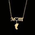 Dettaglio della collana MOM dorata con cuore incastonato e ciondolo a forma di piedino - Color Acciaio / 1 Ciondolo a Forma di Piede