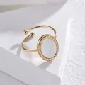 Anello aperto in acciaio al titanio dorato con inserto ovale in madreperla bianca - Aperto Regolabile / Base Oro / Madreperla Bianca