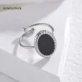 Dettaglio di un anello regolabile in argento con pietra nera ovale e bordo a corda - Aperto Regolabile / Base Argento / Intarsio Nero