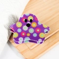 Dettaglio della molletta per capelli a fantasma viola con motivo floreale e molla in metallo - Stile Floreale Viola