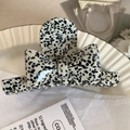Détail de la pince à cheveux en acétate dalmatien avec logo doré France handmade - 9.6cm / Points Noirs Et Blancs