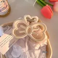 Eleganter cremeweißer Schmetterling Haarklammer mit Herz-Ausschnitt Design in 9cm - Groß (9cm) / Gebrochenes Weiß