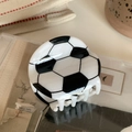 Detailopname van de zwart-witte voetbal haarklem op een stijlvolle kunstboek achtergrond - Zwart-wit Voetbal