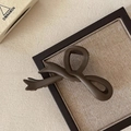 Vista dettagliata di una grande pinza per capelli marrone opaco a forma di fiocco - Caffè Scuro (12cm)