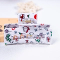 Detalle de pinza navideña con motivos festivos y mecanismo de resorte metálico - Estilo 4 (Regalos y Campanas)