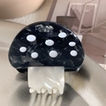 Detail of cute mushroom hair claw made of marble black acetate with white pearl claws - Black (4.6cm)