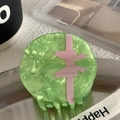 Nahaufnahme der grünen Marmor-Haarklammer aus Acetat mit rosa Schleife auf Metalltablett - Grüne Schleife Runde Scheibe (5cm)
