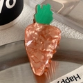 Detail einer karottenförmigen Haarklammer aus orangefarbenem Acetat mit Marmortextur - Karotte (4.5cm)
