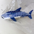 Dettaglio della molletta per capelli a squalo balena in acetato blu con denti robusti - Squalo Macchiato Blu