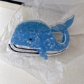 Détail de la pince à cheveux baleine bleue à motif marbré avec un œil en strass - Baleine Bleue Dodu