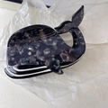 Vue detaillee d'une pince a cheveux en forme de baleine avec texture marbre et strass - Baleine Noire Dodu