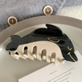 Dettaglio di una molletta per capelli a forma di balena nera e beige su un piatto bianco - Nero 8.9cm
