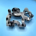 Detail of the hollow Scottie dog acetate hair claw with AGATHA engraving in marble black - Hair Claw / Reddish Tortoiseshell