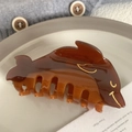 Dettaglio di un fermaglio per capelli in acetato a forma di delfino marrone su vassoio - Caffè 8.9cm