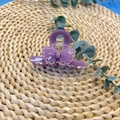 Gros plan d'une pince à cheveux violette en forme de nœud avec détails en dentelle - Pince à cheveux / Cyan Violet Rose