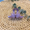 Détail d'une pince à cheveux violette en forme de nœud avec motifs dentelle ajourés - Pince à cheveux / Rose Violet