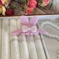 Dettaglio della pinza per capelli a orecchie di coniglio rosa con fiocco e perla - 8.5cm / Rosa Ragazza