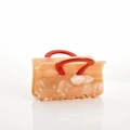 Dettaglio del fermaglio per capelli quadrato in acetato con motivo marmoreo e manico rosso - 7.5cm / Color Tè al Latte