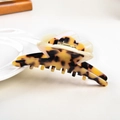 Macro view of floral acetic acid hair claw clip with tortoise leopard pattern texture - Light Leopard / 11cm