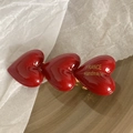 Detailopname van haarklem met drie rode harten en gouden FRANCE Handmade belettering - 5cm / Bordeauxrood