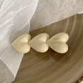 Macro-detail van drie crèmekleurige hart-haarclips met gouden tekst FRANCE Handmade - 5cm / Crèmewit