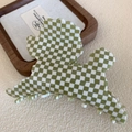 Dettaglio molletta per capelli a scacchi verdi e bianchi con bordi ondulati su vassoio - Stile Cane / Grande (11.5cm) / Quadri Verdi